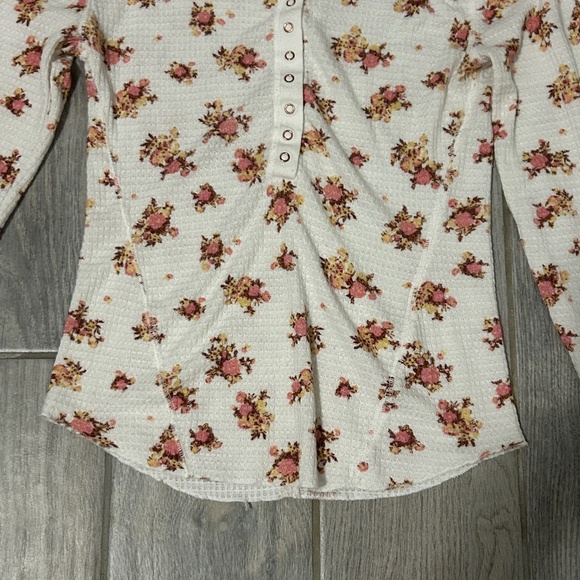 Women's Free People Cream Floral Thermal Shirt - MEDIIUM - Picture 9 of 10